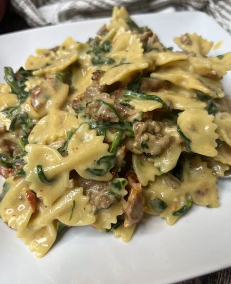 Creamy Bowtie Pasta, Pasta With Italian Sausage, Bow Tie Pasta Recipe, Sausage Spinach Pasta, Sundried Tomato Pasta, Bow Tie Pasta, Italian Sausage Pasta, Dinner Rotation, Weekly Dinner