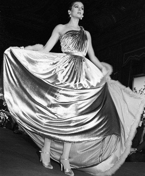 Carolina Herrera's debut runway show, 27 April 1981 Carolina Herrera Vintage, Fashion Bible, Princess Caroline, Runway Show, Carolina Herrera, Fashion History, Tibet, Style Icons, One Shoulder Wedding Dress