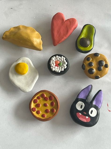 Transform Your Fridge with These DIY Polymer Clay Magnets Clay Magnet Ideas, Sunflower Paper Craft, Craft Paper Design, Sunflower Paper, Polymer Clay Magnet, Easy Clay Sculptures, Magnet Ideas, Diy Polymer Clay, Paper Snowflake