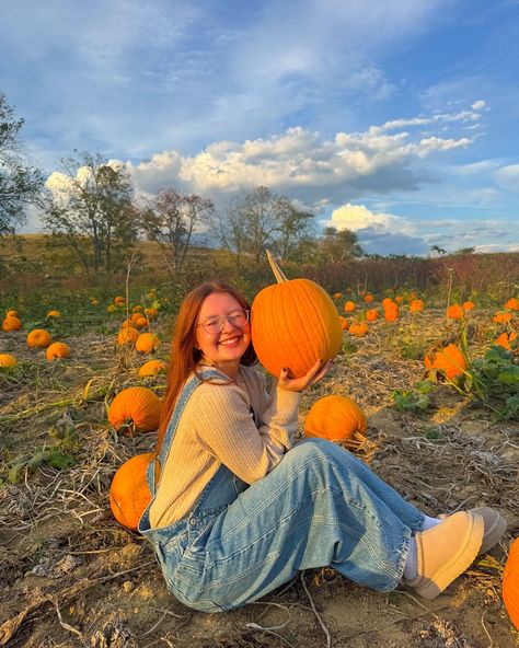 Girl sitting at the pumpkin patch holding a pumpkin Pumpkin Patch Pic Ideas, Poses For Pumpkin Patch Pictures, Pumpkin Patch Inspo Pics, Cute Pumpkin Patch Poses, Fall Pumpkin Patch Pictures, Pumpkin Patch Instagram Pictures, Pumpkin Patch Picture Ideas, Pumpkin Patch Poses, Pumpkin Patch Pics