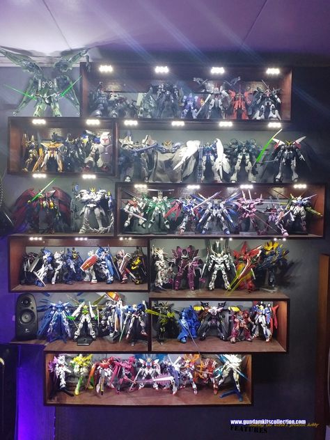 Gundam Display Cabinet Ideas, Gundam Shelf, Gundam Display Ideas, Gunpla Display, Gundam Display, Gunpla Collection, Gundam Pose, Toy Collection Display, Video Game Room Decor