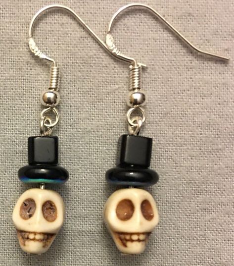 Halloween Earrings Diy, Skull With Top Hat, Diy Christmas Earrings, Halloween Jewelry Diy, Halloween Beaded Jewelry, Creepy Earrings, Diy Skulls, Sugar Skull Jewelry, Witch Earrings