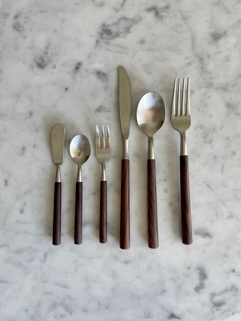 Being made of natural rosewood logs, no two piece are alike for the Rosewood Cutlery Set. Each piece has its own unique color and shade that speaks of elegance and make it stand out.Rosewood has always been considered an ideal material for knife handles for its comfortable sturdiness and rich color properties.  It is a Color Properties, Townhome Decorating, Wood Cutlery, Cutlery Design, Table Place Settings, House Essentials, Vintage Cutlery, Kitchen Cutlery, Small Desserts