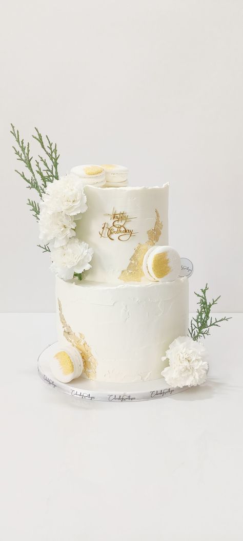 Offwhite and gold cake adorned with Macarons gold leaf n fresh flowers Gold Theme Birthday Cake, Two Tier Cake Birthday, Gold Theme Birthday, 2023 Cake, Flower Cake Design, Theme Birthday Cake, Tiered Cakes Birthday, Golden Cake, Cake Birthday Cake