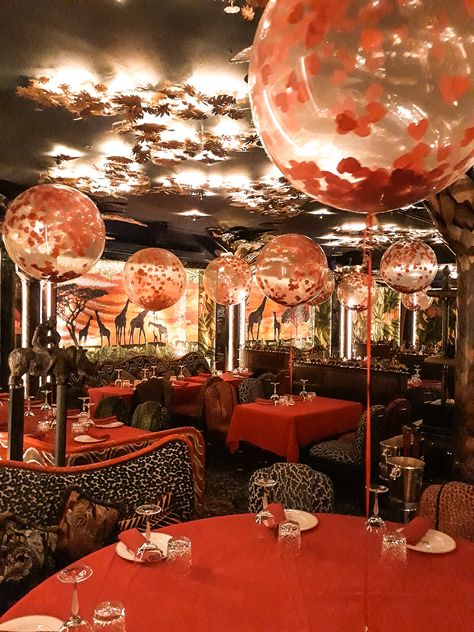 Royal Wedding Decorations, Ceiling Balloons, Red Restaurant, Arch Designs, Bubblegum Balloons, Lounge Interiors, Valentines Day Pictures, Balloon Ideas, Valentine Coloring