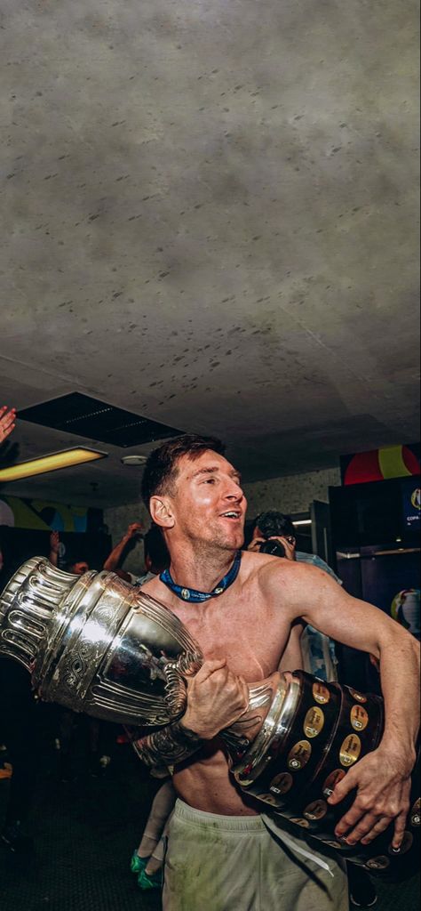 𝘊𝘰𝘱𝘢 𝘈𝘮𝘦𝘳𝘪𝘤𝘢 𝘤𝘦𝘭𝘦𝘣𝘳𝘢𝘵𝘪𝘰𝘯 Messi With Copa America, Messi Copa America 2021, Copa America Messi, Argentina Copa America, Goat Messi, Messi Goat, Football Celebrations, Argentina Football Team, Cr7 Vs Messi