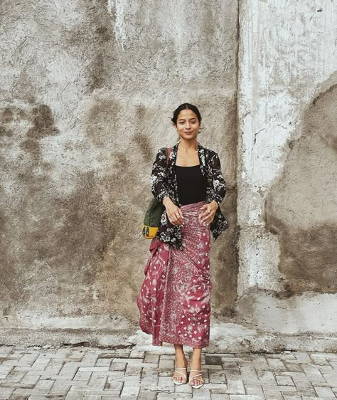 Baju Kurung Moden Style, Heritage Branding, Indonesian Heritage, Batik Skirt, 17 August, Batik Fashion, Ootd Inspo, Casual Hijab Outfit, Photoshoot Concept