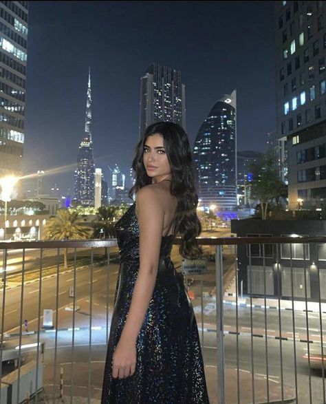 Prom Photography Poses, Rooftop Photoshoot, Looks Kylie Jenner, Prom Picture Poses, Dubai Outfits, Prom Photoshoot, Prom Photography, Summer Picture Poses, Prom Poses