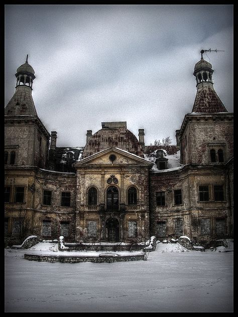 Abandoned Poland | Abandoned palace - Mańczyce (Poland) | Flickr - Photo Sharing! Abandoned Palace, Abandoned Architecture, Creepy Houses, Old Abandoned Houses, Abandoned Mansion, Abandoned Homes, Old Mansions, Abandoned Castles, Forgotten Places