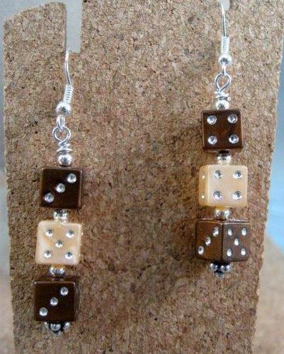 Bunco Ornaments, Beaded Gifts, Bunco Ideas, Game Jewelry, Dice Jewelry, Crazy Earrings, Dice Earrings, Diy Earrings Easy, Diamond Fashion Jewelry