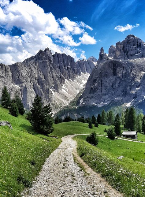 Cosa vedere in Alta Badia, ecco le 14 cose da non perdere - Montagna di Viaggi World Most Beautiful Place, Best Vacation Destinations, Travel Bucket List Usa, Africa Destinations, Hidden Places, Places In The World, Most Beautiful Cities, Beautiful Places In The World, Beautiful City