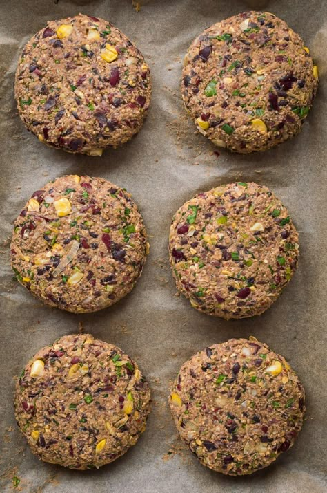 Uncooked vegan mexican black and kidney bean burger patties Kidney Bean Burger, Kidney Bean Burgers, Vegan Bean Burger, Vegan Veggie Burger, Best Veggie Burger, Vegan Patties, Veggie Burgers Recipe, Vegan Mexican Recipes, Bean Burgers