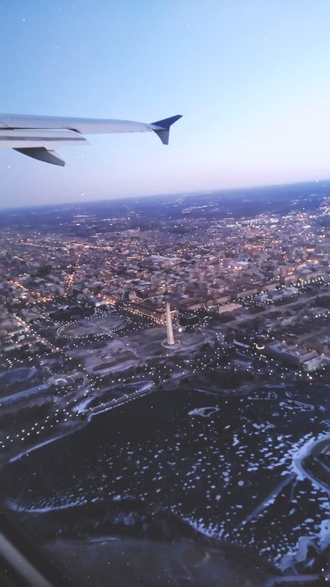 Foto tomada desde el avión sobre el río Hudson y el obelisco de Washington DC Washington Dc Backgrounds, Washington Dc Wallpaper, Bestie Trip, Washington Dc Photos, Dream University, Glossier Girl, Lonely Road, Airplane Window View, Winter Nyc