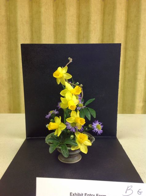 New Garden Club Journal: Miniature and Small Designs Petite Flower Arrangements Floral Design, Daffodil Arrangements, Mini Arrangements, Small Arrangements, Brick Patterns Patio, Small Flower Arrangements, Flower Arrangement Designs, Unique Flower Arrangements, New Flowers