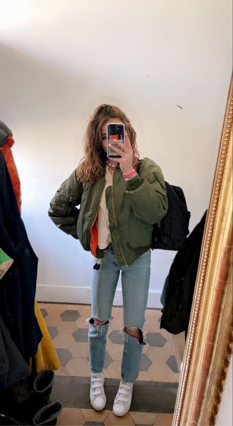 How To Style Olive Green Jacket, Green Crop Jacket Outfit, How To Style Green Jacket, Olive Green Jacket Outfit, Cargo Jacket Outfit, Cropped Jacket Outfit, Green Jacket Outfit, Winter Jacket Outfits, Green Cargo Jacket