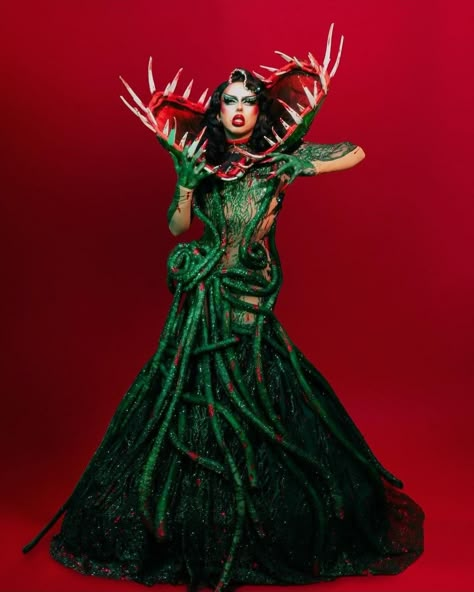 Insect Couture, Hela Cosplay, Little Shop Of Horrors Costume, Insects Fashion, Drag Clothing, Drag Outfits, Drag Queen Costumes, Audrey Ii, Drag Queen Outfits