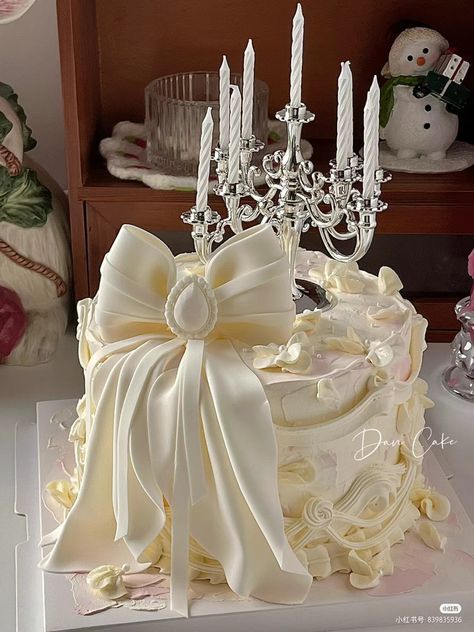 Birthday Cake Luxury, Aesthetic Vintage Cake, Money Birthday Cake, 18th Party Ideas, Vintage Birthday Cakes, Money Cake, Elegant Birthday Cakes, Mini Cakes Birthday, Cakes For Women