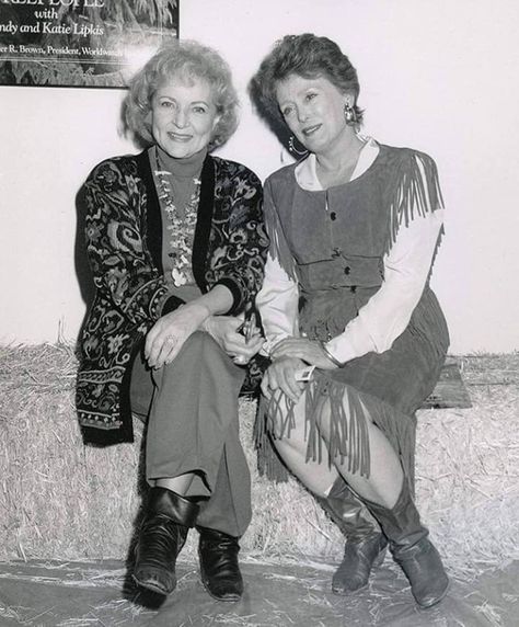 Rue Mcclanahan, Photos Painting, Stay Golden, Betty White, Old Shows, 1980s Fashion, I Love Lucy, People Laughing, Golden Girl