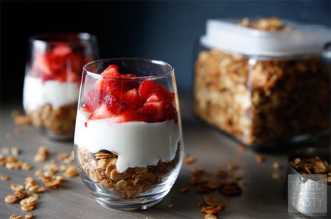 Fruit & Yogurt Breakfast Parfait with Honey Almond Granola // Tried and Tasty Greek Yogurt Parfait Recipes, Frozen Fruit Snacks, Honey Almond Granola, Healthy Parfait, Yogurt Parfait Recipe, Easy Homemade Granola, Christmas Brunch Recipes, Homemade Granola Healthy, Berry Parfait