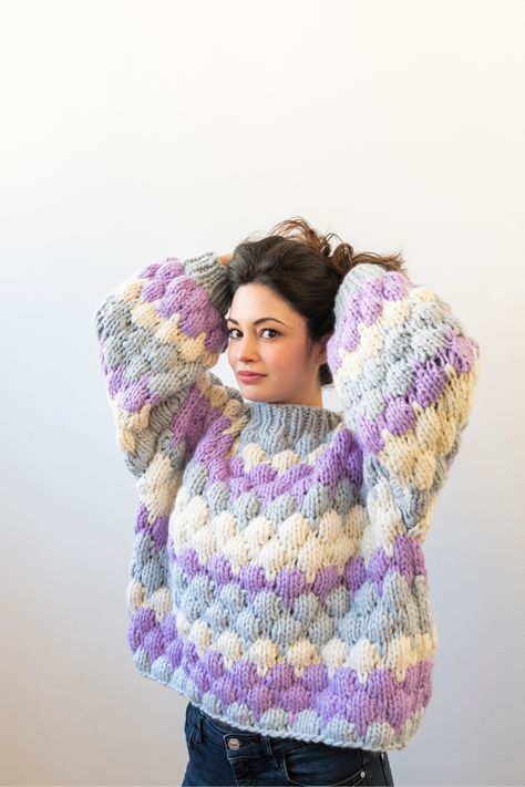 There are lots of sweaters like this, super chunky and with a pattern that reminds us of loads of giant soap bubbles out there, but our bonbon sweater has that something extra that the others can’t have: Piuma yarn. Crochet Sweater Pattern Women, Chunky Knit Sweater Pattern, Crochet Sweater Pattern, Vest Design, Fashion Crochet, Vest Designs, Crochet Cardigan Pattern, Crochet Shirt, Sweater Crochet Pattern