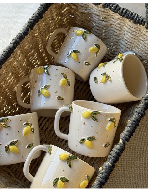 Lemon Cups, Cute Ceramic Mugs, Cups Aesthetic, Cups And Glasses, Diy Pottery Painting, Handmade Mugs, Ceramic Cookie Jar, Pottery Videos, Clay Diy Projects