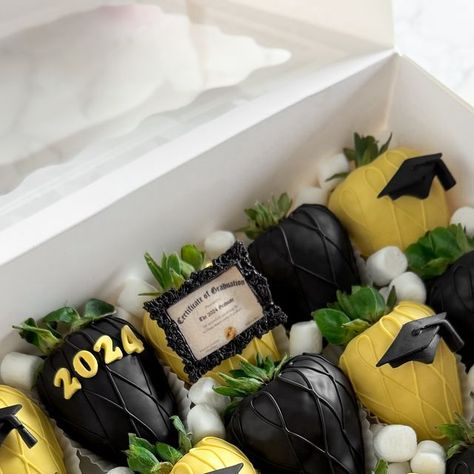 @ediblebykatia on Instagram: "Grad season is here 🎓 Now booking grad themed sets online or through DMs.   Local pickup in Monterey Park, 91755📍 Check out my highlights for my availability & pricing.   🏷️#ediblebykatia #losangeles #montereypark #dessert #partypackages #gradseason #graduation #classof2024 #graduationgift #graduationtreats #gradstrawberries #csula #gradparty" Grad Chocolate Strawberries, Graduation Strawberries, Grad Treats, Treat Business, Graduation Treats, Monterey Park, Treat Ideas, Now Booking, Chocolate Strawberries