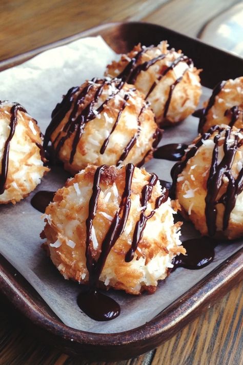 Coconut Macaroons: A Simple and Sweet Delight - Recipes Time Macaroon Coconut Recipe, Homemade Coconut Macaroons, Maccarone Recipes Coconut, Coconut Macrons Recipes, Coconut Maccarone Recipes, Savory Coconut Recipes, Best Coconut Macaroons Recipe, Macaroons Recipe Coconut, Asian Camping Food