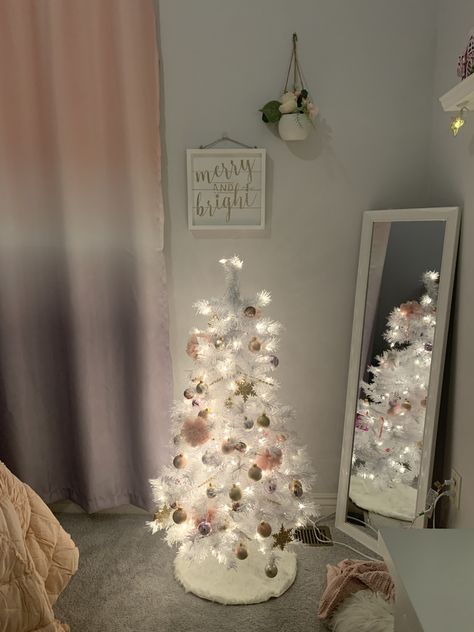 White Small Christmas Tree Ideas, Pink Christmas Tree Bedroom, Pink Mini Christmas Tree Ideas, Christmas Tree In Room Aesthetic, Small Room Christmas Tree, Pink Christmas Room Decor Aesthetic, Small Christmas Tree Bedroom, Christmas Tree Room Ideas, Small Christmas Tree Ideas Bedroom