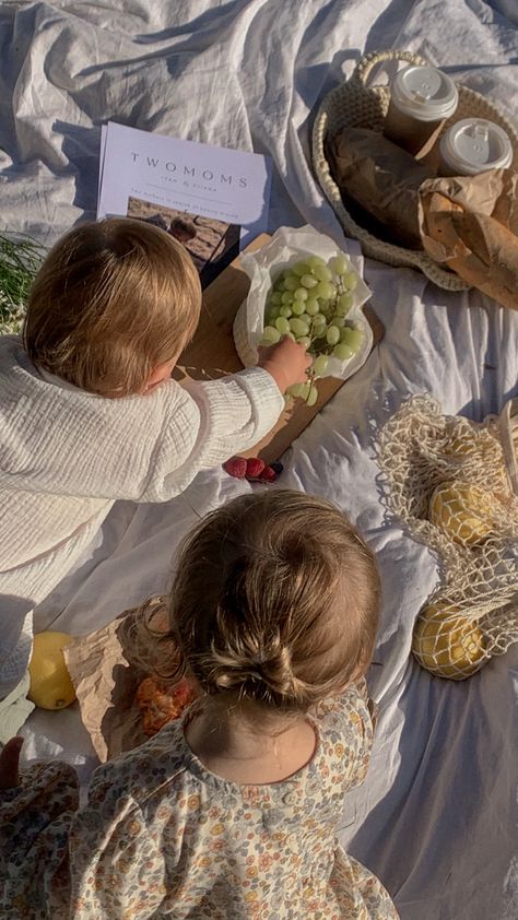 Wholesome Family Aesthetic, Mother Daughter Picnic, Picnic With Baby, Picnic With Kids, Cottagecore Photoshoot, Young Toddler Activities, Italian Summer Style, Picnic Photography, Baby Chloe