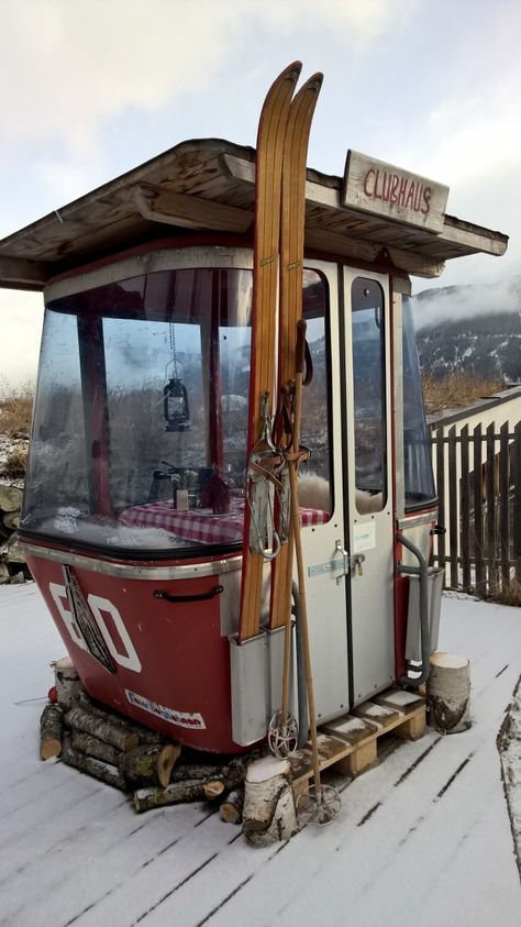 Small Ski Chalet, 80s Ski Lodge, Ski Lodge Aesthetic, Austria Skiing, Décor Ski, Ski Gondola, Ski Hut, Ski Bar, Lodge Aesthetic