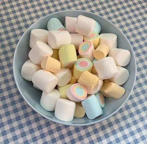 Marshmallow Sweets, Pastel Desserts, Eating Food Funny, Cute Snacks, Kawaii Food, Food Obsession, Cafe Food, Pretty Food, Food Cravings