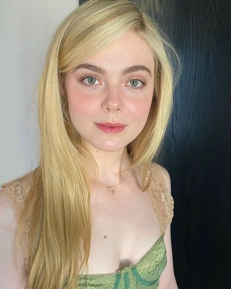 (1) best of elle fanning (@bestofmaryelle) / Twitter Pale Skin Blonde Hair Makeup, Ellie Fanning Aesthetic, Pale Celebrities, Elle Fanning Makeup, Elle Fanning Aesthetic, Elle Fanning Hair, Rosy Skin, Blonde Green Eyes, Rosy Makeup