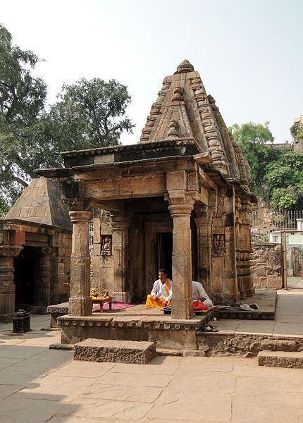 A small temple in Mamleshwar Temple complex, Omkareshwar, India (Photo by: Bernard Gagnon @ Wikimedia Commons) Omkareshwar Temple, Small Temple, Shiva Temple, Vsco Filter Instagram, India Photo, Hindu Temples, Ancient Temple, Filter Instagram, Indian Temple