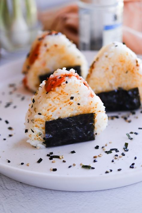 Easy Salmon Onigiri Recipe (Leftover salmon and rice) Salmon Onigiri Recipe, Salmon Onigiri, Onigiri Filling, Back To School Recipes, Onigiri Recipe, Flaked Salmon, Leftover Salmon, Garlic Fried Rice, Cooking Jasmine Rice