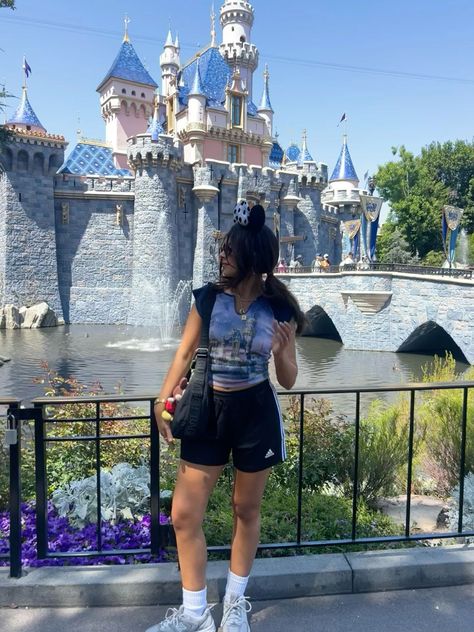 Photo Spot Ideas, Addidas Shorts, Casual Disney Outfits, Outfit Ideas Disney, Disney Outfit Ideas, Disney Outfit Inspo, Cool Girl Outfit, Outfit Ideas Vintage, Disney Fits