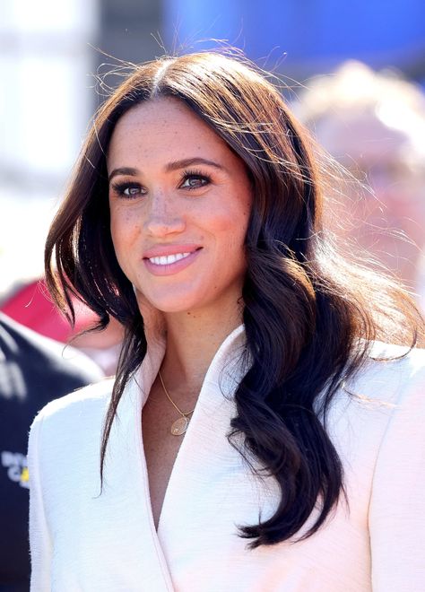 Meghan Markle Hair, Meghan Markle Photos, Pale Complexion, Sun Kissed Hair, Dimensional Blonde, Prinz Harry, Holistic Beauty, Brown Highlights, Favorite Hairstyles