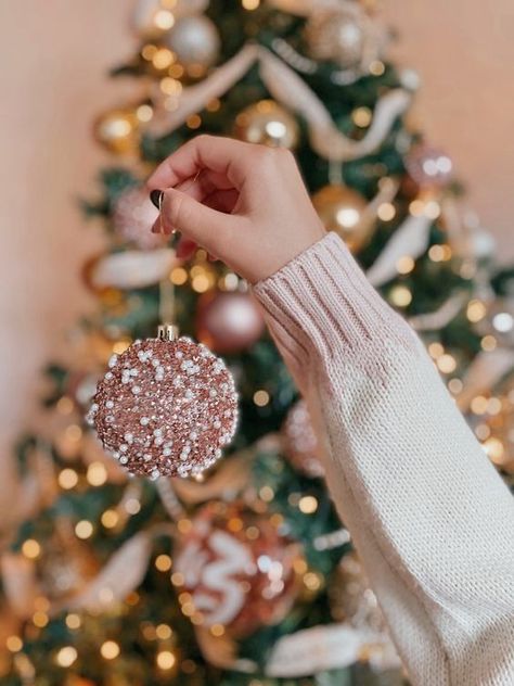 Pfp Aesthetic Christmas, Christmas Pfp Aesthetic, Christmas Tree Photoshoot, Christmas Light Photography, Christmas Home Decorating, Christmas Fashion Photography, Christmas Instagram Pictures, Home Decor Ideas Christmas, Images Jumma Mubarak