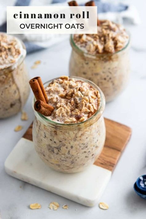 Cinnamon, rolled oats and brown sugar make these cinnamon roll overnight oats a delicious way to start your day. These best part? This easy breakfast recipe is ready for you when you wake up! #overnightoats #cinnamonoats #cinnamonrollovernightoats #breakfastrecipe #mealprep #overnightoatmeal Salad Condiments, Cinnamon Roll Overnight Oats, Seafood Sandwich, Brekkie Ideas, Oats With Yogurt, Appetizers Fruit, Soup Seafood, Overnight Oats In A Jar, Night Oats