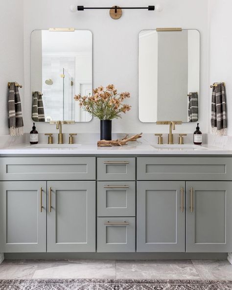 Bathroom Ideas With Green, Bathroom Cabinet Colors, Grey Bathroom Cabinets, Light Gray Cabinets, Bathroom Redesign, Ideas Hogar, White Cabinetry, Bathroom Inspiration Decor, Girls Bathroom