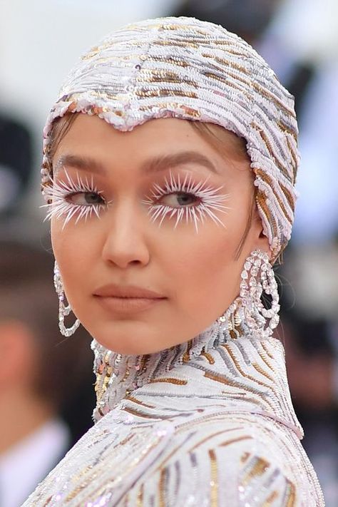 White Lashes Makeup, Space Headpiece, White Queen Makeup, Met Gala Makeup Looks, Met Gala Makeup, Spidery Lashes, Silver Eyeshadow Looks, White Lashes, Air Makeup