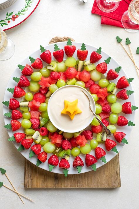 This pretty fruit wreath is perfect as a Christmas party appetizer, or as a fun alternative to fruit salad for a holiday brunch. It's easy to make, and to adapt with different fruits ... and so much more impressive than a plain ol' fruit platter! Fruit Skewers Christmas, Fruit Platter Easy, Christmas Fruit Platter Ideas, Christmas Fruit Kabobs, Hallway Christmas Decorations, Fruit Skewers Ideas, Christmas Kabobs, Christmas Fruit Snacks, Skewered Fruit