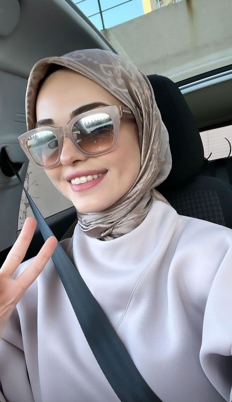 Turkish Hijab Outfits, Hijabi Sunglasses, Turkish Hijab Style, Turkish Hijab, Modest Outfit Ideas, Hijab Trends, Muslim Outfits Casual, Hijabi Fashion Casual, Muslim Outfits