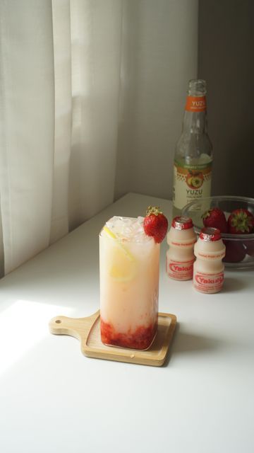 cindy's homecafe on Instagram: "strawberry yuzu yakult ade 🧃 » ingredients : • strawberries • @drinkmoshi yuzu sparkling water • yakult" Yakult Lemonade, Yakult Drink Recipe, Yakult Aesthetic, Yakult Drink, Cafe Pics, Aesthetic Drinks, Food Fair, Strawberry Drinks, Sparkling Drinks