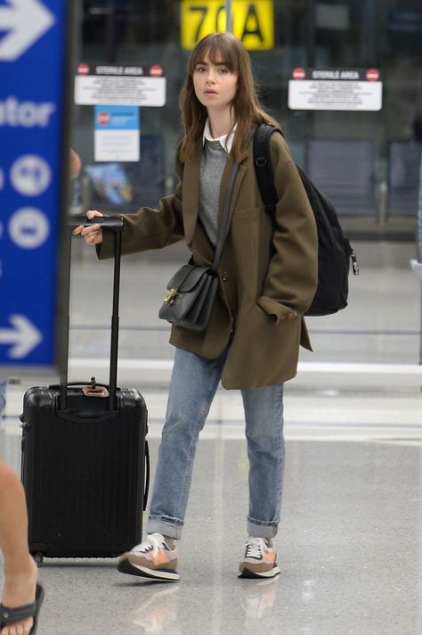 Lily Collins Casual, British Style Women Outfits, Petite Style Outfits, Kaia Gerber Style, Lily Collins Style, Camila Morrone, Royal Outfits, Easy Trendy Outfits, Fitness Models Female