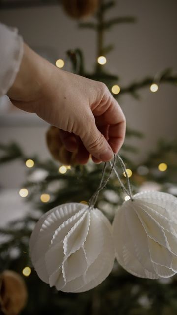 LINNÉA on Instagram: "DIY HONEYCOMBKULOR AV MUFFINSFORMAR En om möjligt ÄNNU enklare variant av honeycombkulorna kommer här! Använd muffinsformar så slipper du klippa cirklar och kulorna får dessutom en fin, vågig kant. Spring till närmsta mataffär och köp formar vetja. Du hinner fortfarande fylla granen med hemmagjort julpynt! Du behöver: ~ muffinsformar ~ lim ~ snöre Gör såhär: Platta ut 16 muffinsformar. Vik cirklarna på mitten. Limma ihop cirklarna så som jag visar i filmen. Regeln är Jul Diy, Instagram Diy, Christmas Crafts, Origami, Christmas, On Instagram, Instagram