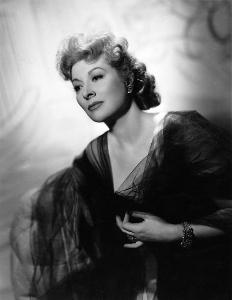 Greer Garson, Hollywood Glamor, Vintage Hollywood Stars, Vintage Actresses, Hollywood Pictures, Zeta Jones, Popular Actresses, Classic Actresses, Actrices Hollywood