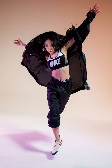 Hip Hop Dance Poses, Nike Campaign, Dance Picture Poses, Dancer Pose, Dance Photography Poses, Studio Photography Poses, Figure Poses, Poses References, Human Poses