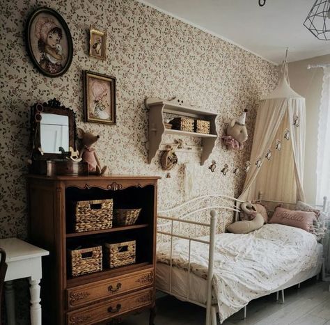 Country Cottage Living Victorian Childs Bedroom, Cottage Rugs Bedroom, Vintage Girls Room Ideas, French Country Kids Bedroom, Toddler Girl Vintage Bedroom, Old Money Kids Bedroom, Kids Vintage Bedroom, Cottagecore Girls Bedroom, Toddler Room Aesthetic