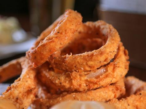 Get Beer-Battered Onion Rings Recipe from Food Network Bisquick Drop Biscuits, Battered Onion Rings, Peach Cobbler Dump Cake, Beer Battered Onion Rings, Onion Rings Recipe, Chipped Beef, Beer Battered, Peach Cobbler Easy, Party Snack Food