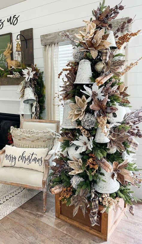 Rustic White Christmas Tree, Christmas Tree Decor 2024 Trends, Christmas Trend 2023, Christmas Tree Themes Colors, Classic Christmas Tree Decor, Themed Christmas Tree Ideas, Upcycle Christmas, Rustic Christmas Tree Ideas, Woodland Christmas Tree